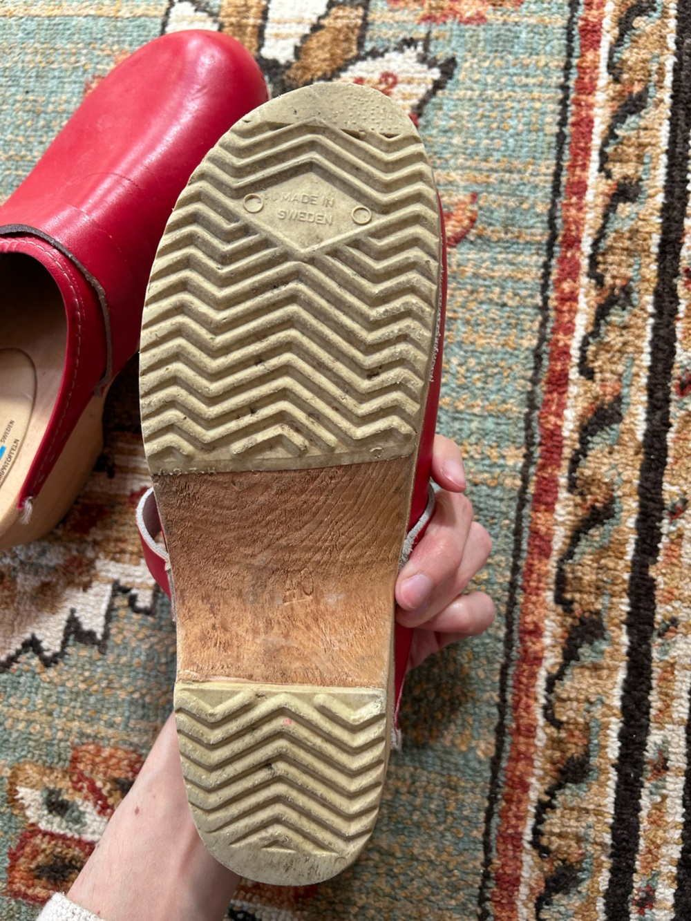 Lotta’s red clogs - Picture 3 of 5